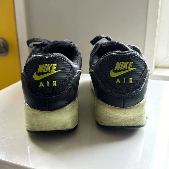 Women’s Nike AirMax, Black/lime green. - Picture 3 of 6